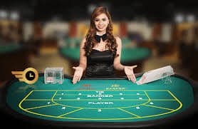 Layar ponsel menampilkan berbagai permainan sportsbook dan kasino online di kdslots